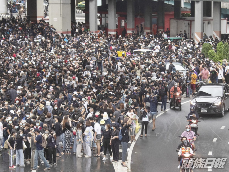 曼谷北部一個車站有大批身穿黑衣的示威者集結。AP圖片