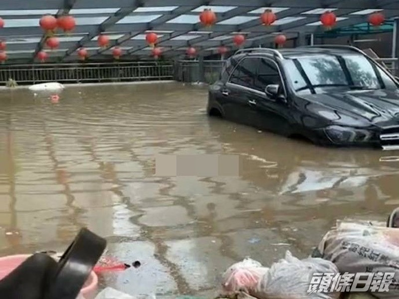 河南網友指社區停水、停電地庫車場更水浸。網圖