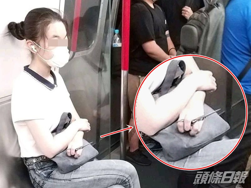 女子手持7吋長利剪鉸剪頭向外坐在車廂內。圖:網民 林朝偉
