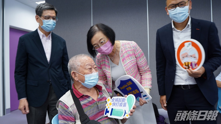 陳肇始今到訪葵青地區康健中心。政府新聞處圖片