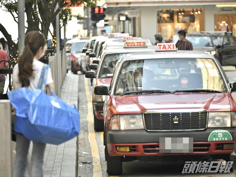 三歲仔急尿拒落車用水樽解決。資料圖片