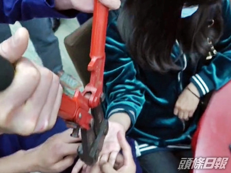 福州一名女子因胖了10公斤,發現鑽戒竟卡在手指上,需向消防員求助。網圖