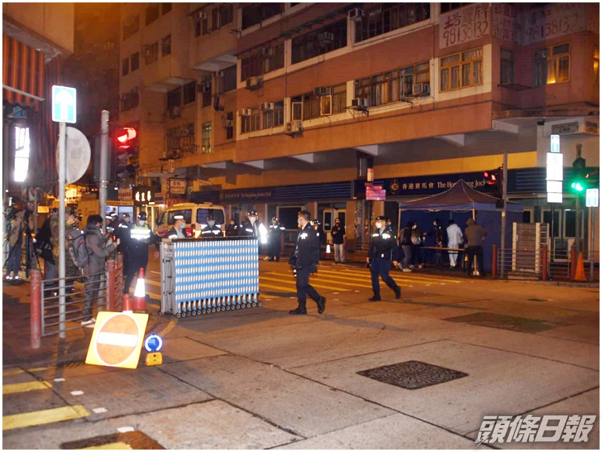 警員移開拉閘。