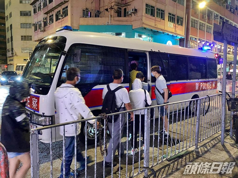 警方昨日在元朗搗破一個懷疑非法賭檔,拘捕29人。警方圖片