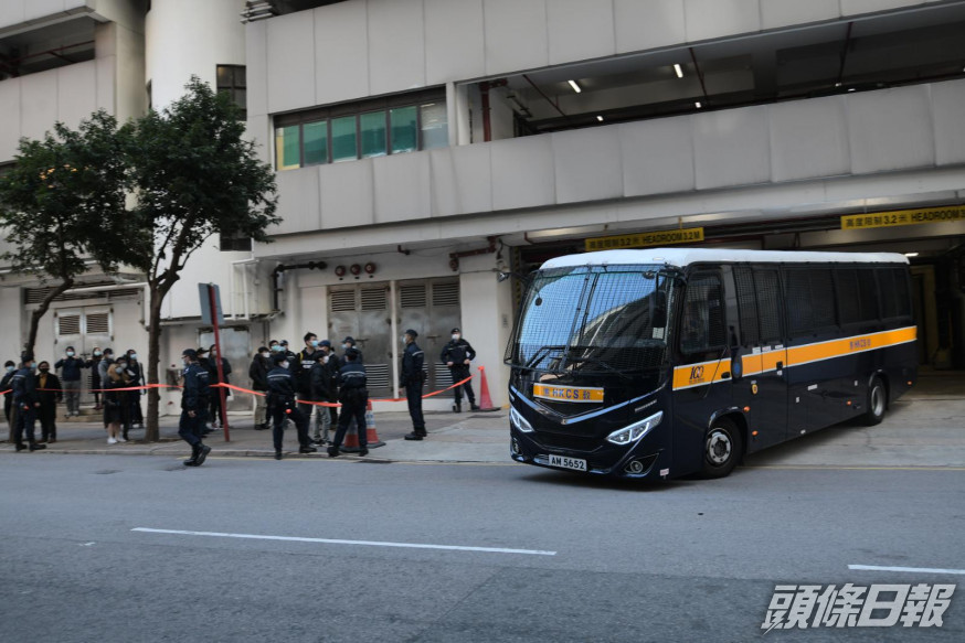 3名被告由囚車載走。