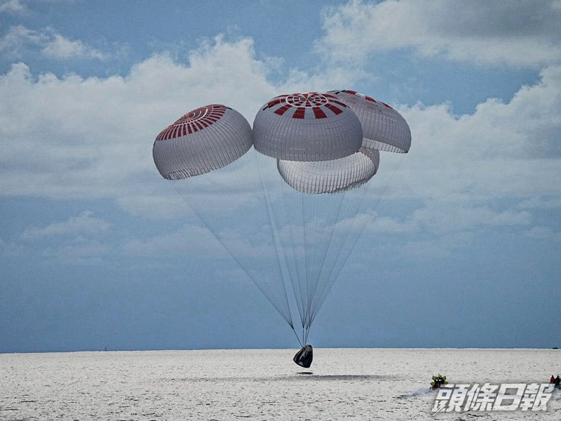 太空船順利降落於佛州大西洋海域。REUTERS