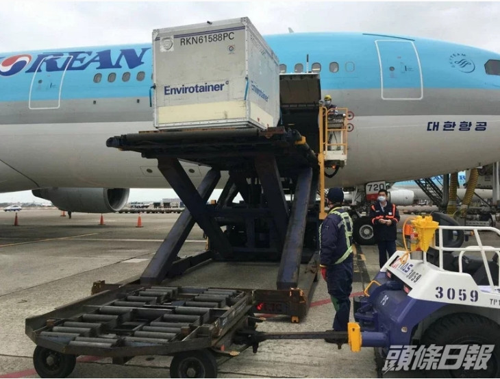 台灣首批11.7萬劑阿斯利康新冠疫苗早上運抵。網圖
