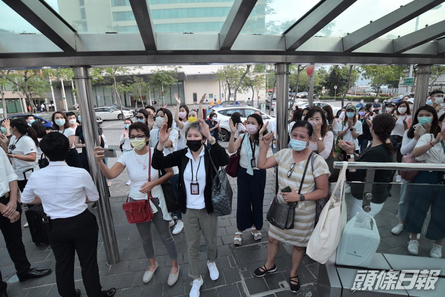 國泰空中服務員工會下午與管理層會面,獲一批員工場外支持。