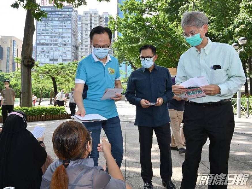 聶德權(左一)、羅致光(左二),和李吉(左三)到維園派發傳單。政府新聞處圖片