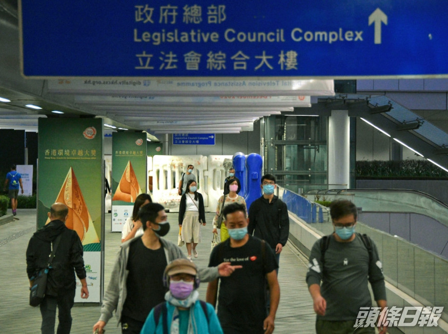 林鄭透露正研究《港區國安法》第六條中的「公職人員」定義,以確定何種類型的公職人員需要宣誓。資料圖片