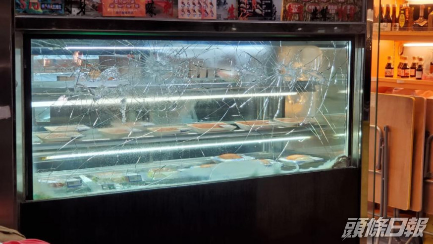 四惡漢闖大埔壽司店扑爆凍櫃玻璃。
