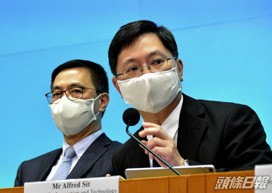 創新及科技局長薛永恒(右)等候檢測結果。資料圖片