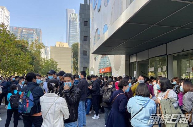 北京家長罕見群聚抗議優勝教育拖欠款項。網上圖片