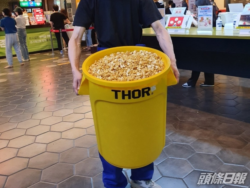 有民眾帶了大塑膠垃圾桶裝滿爆谷。網上圖片