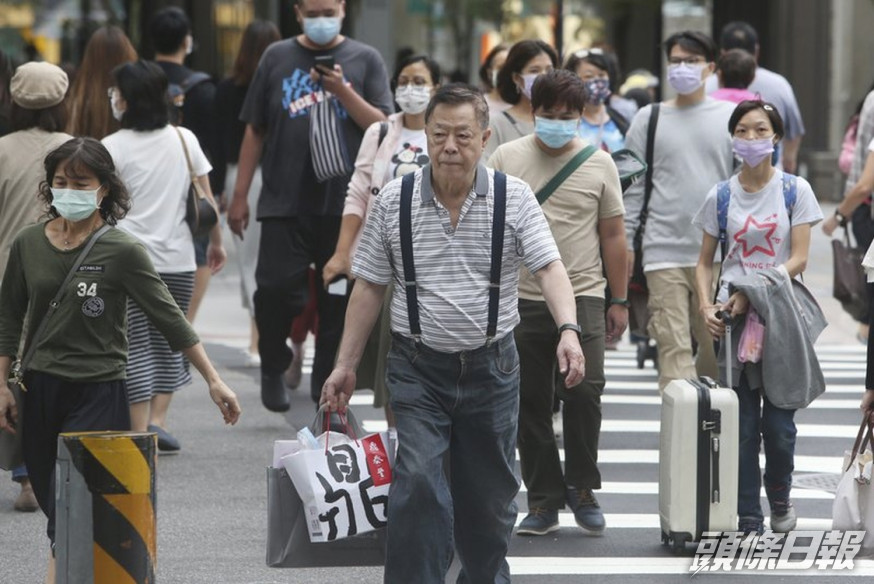 台灣連續三天本土零確診,下月5日有條件放寬防疫限制。AP資料圖片