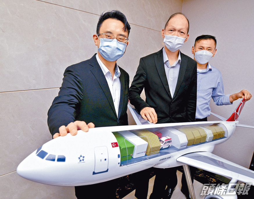 (左起)航空貨品保安及危險品運輸顧問鄭永翔、香港物流商會主席鍾鴻興及香港物流商會副主席鄭懷偉。蘇正謙攝