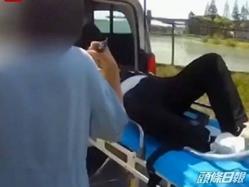 蘇州男子因大塞車不耐煩下跳車,卻導致腰椎骨折要送院。影片截圖