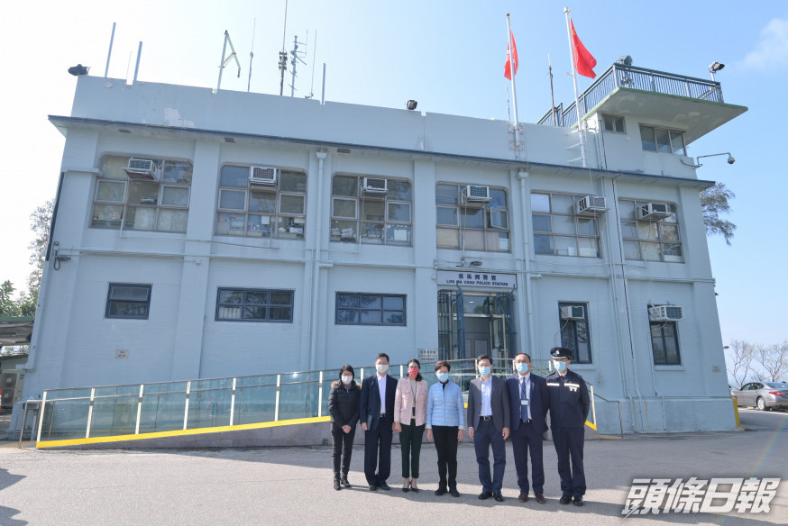 林鄭月娥到訪落馬洲和深水埗運動場。政府新聞處