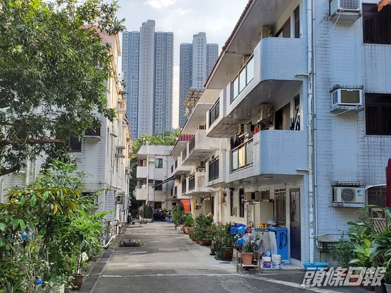 警員在將軍澳村拘捕3名男子。