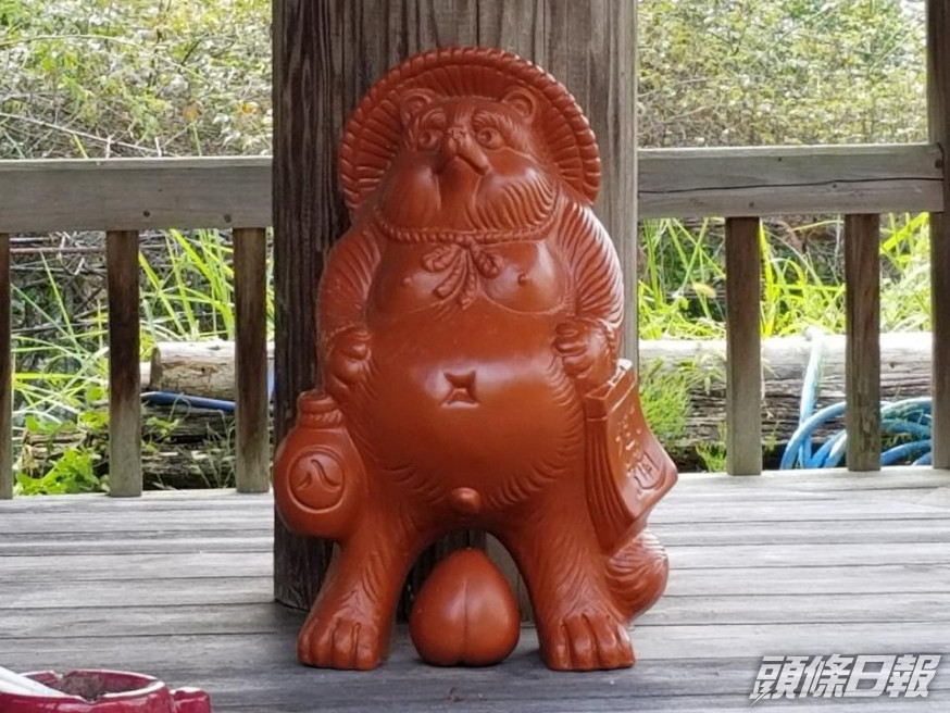 至今無人能解答狸貓胯下的圓形物體是甚麽用意。網上圖片