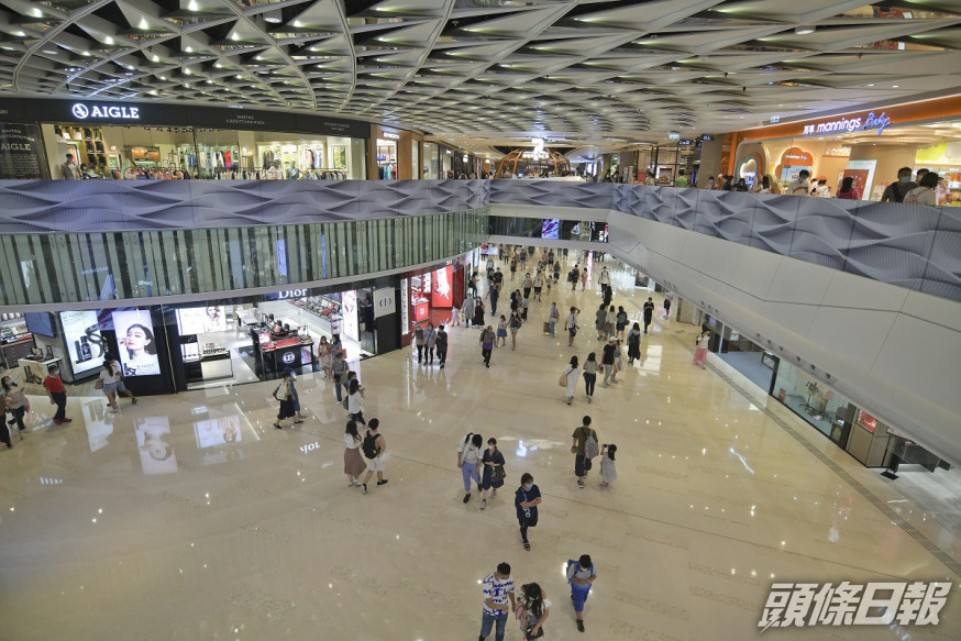 市民可到新地旗下 23家指定商場之顧客服務中心,由職員協助進行網上登記。資料圖片