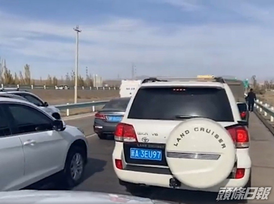 新疆喀什下午突然實施封城,出入城的高速公路也封閉。網圖