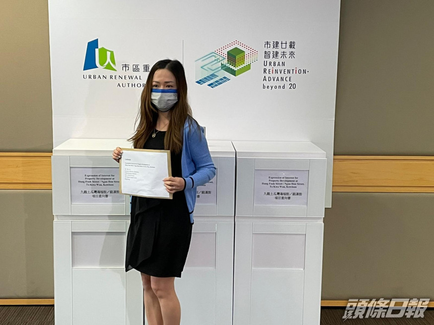 新世界代表到場遞交意向書。