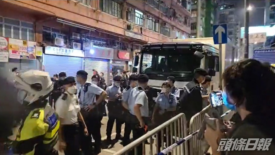 大批警員晚上到碧街和東安街拉起封鎖綫。陳凱欣FB截圖