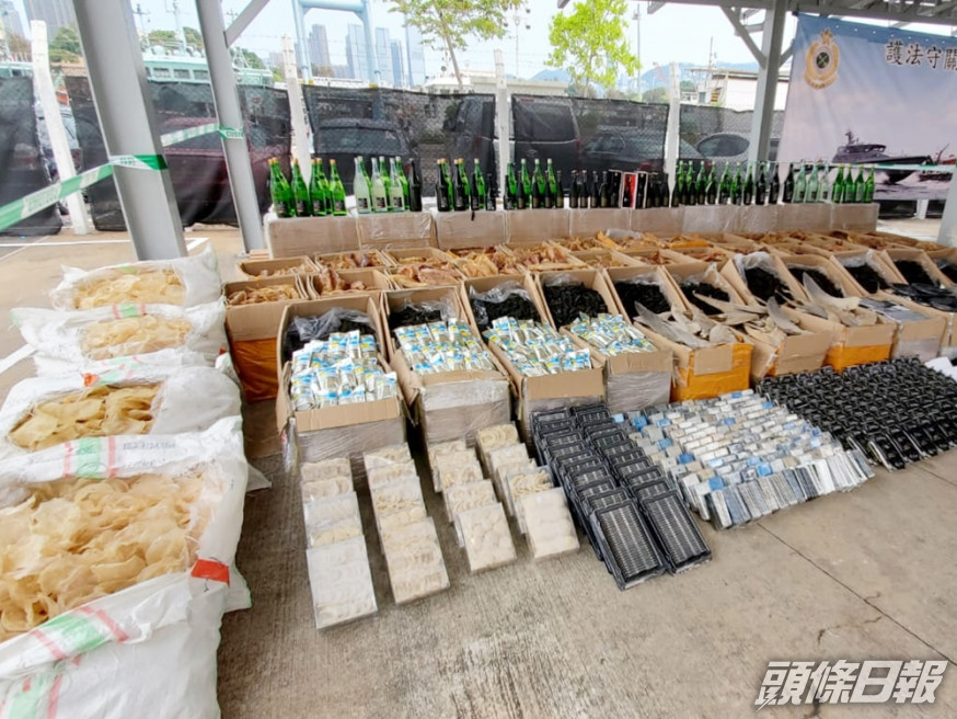 香港海關於機場三跑對外的海域成功破獲一宗大型的走私案件。