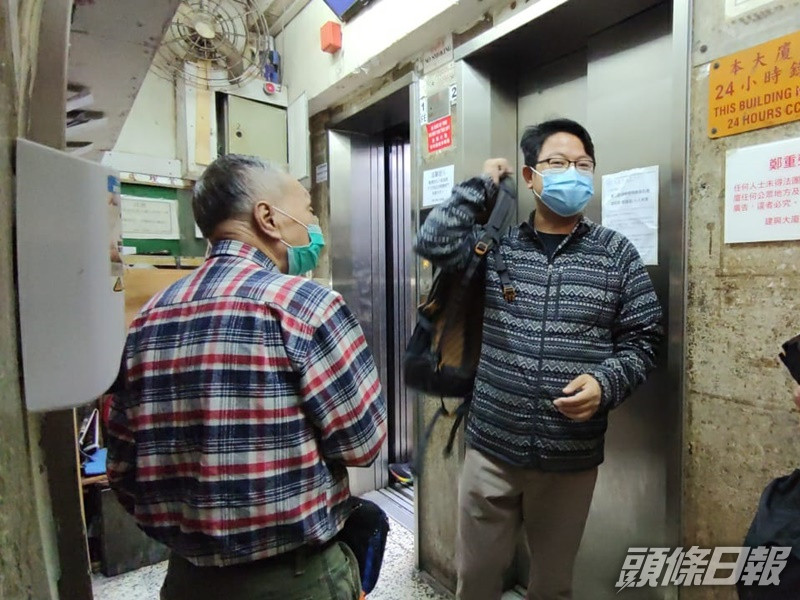 區議員(左)到場了解事件。梁國峰攝