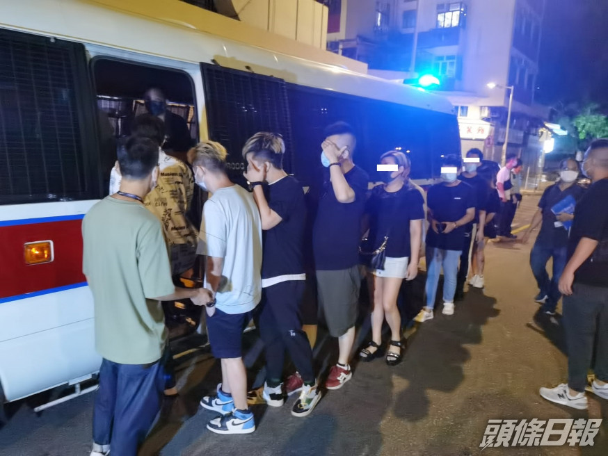 多名酒客被捕。警方圖片