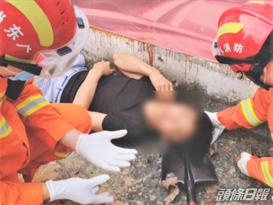 男子被黏在瀝青路上。網圖