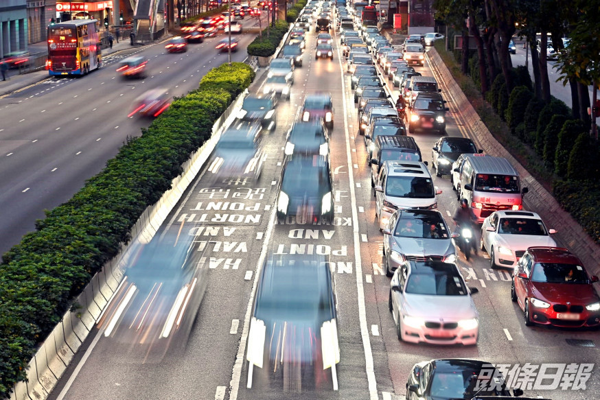 政府增加汽車牌費及首次登記費。