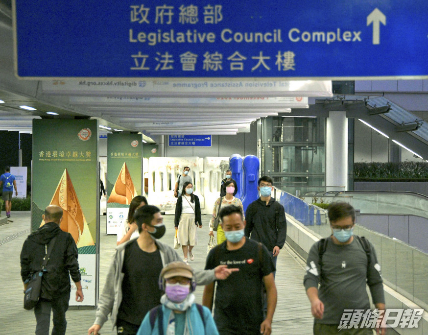 去年7月1日之前受聘的公務員須簽署聲明。資料圖片