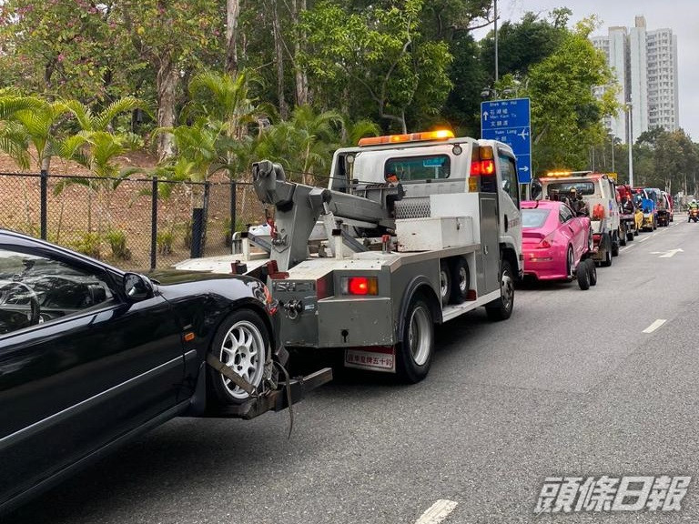 警拖走多輛車。警方圖片