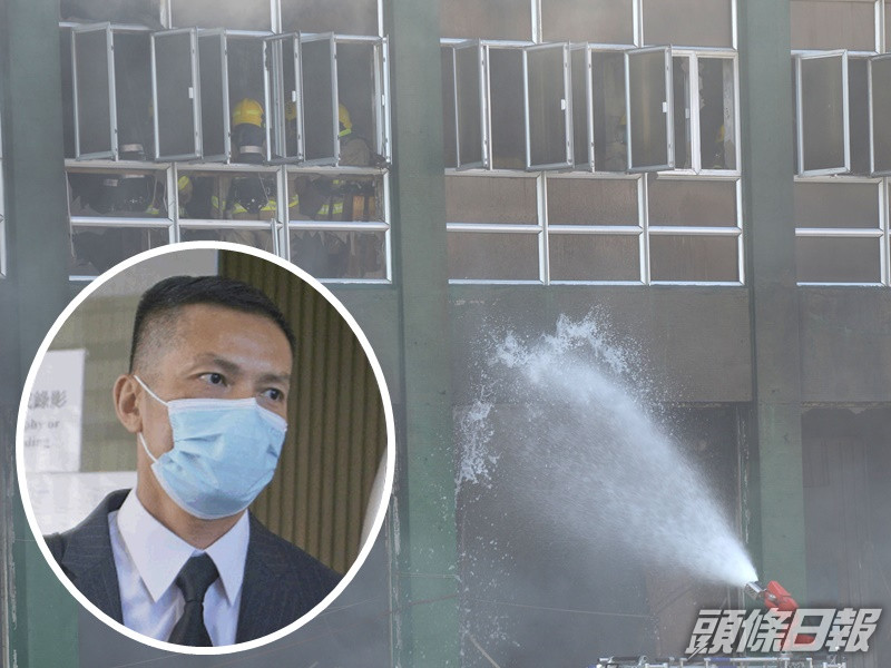 黎健武(小圖)作供指與同袍曾嘗試射水灌救。資料圖片