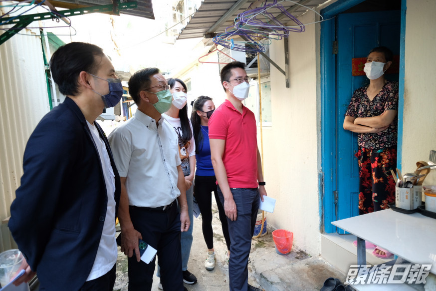 劉業強與郭基煇及楊政龍等人,帶領20名青年學員到屯門寮屋區探訪基層家庭。