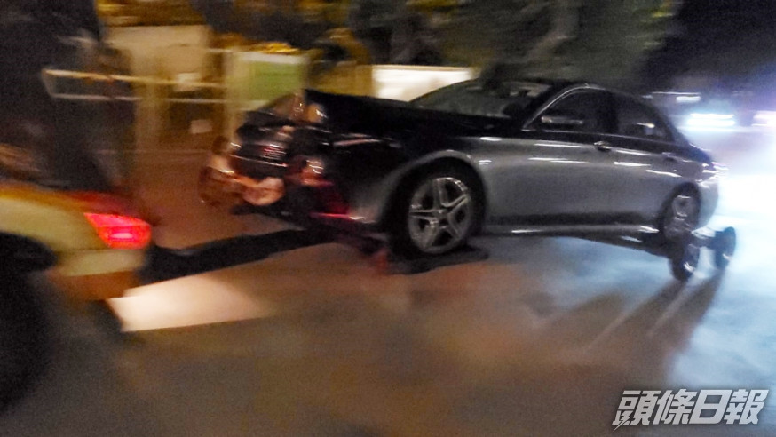 中環一輛平治私家車自炒,司機棄車逃去。