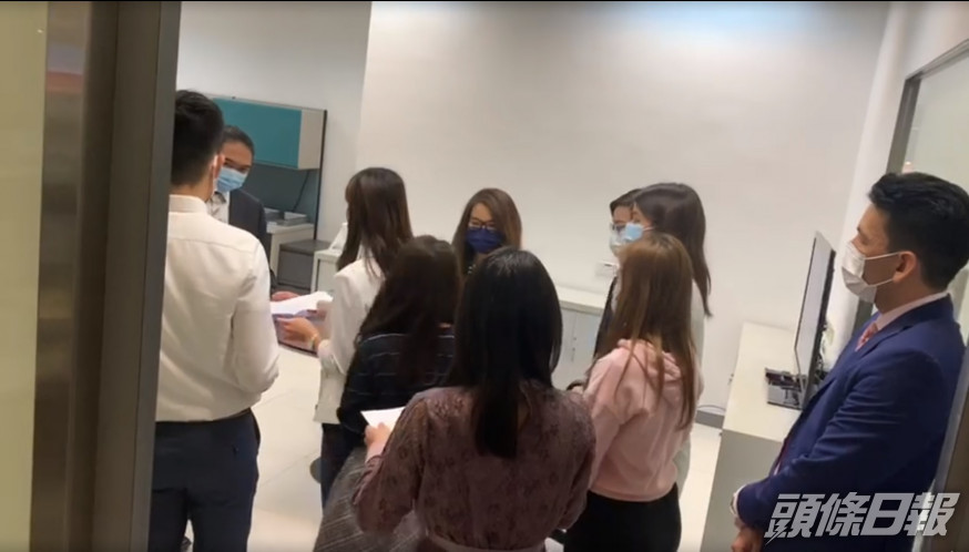 有線港聞員工向新聞及公共事務副總經理許方輝遞交辭職信。網上截圖