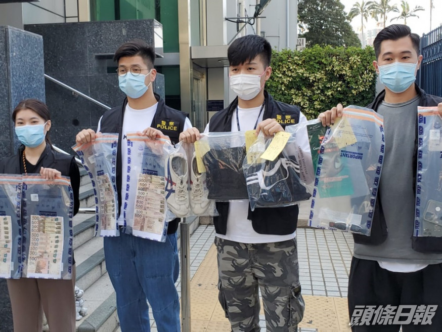 警方於涉案男子的私家車上搜出2萬元贓款。
