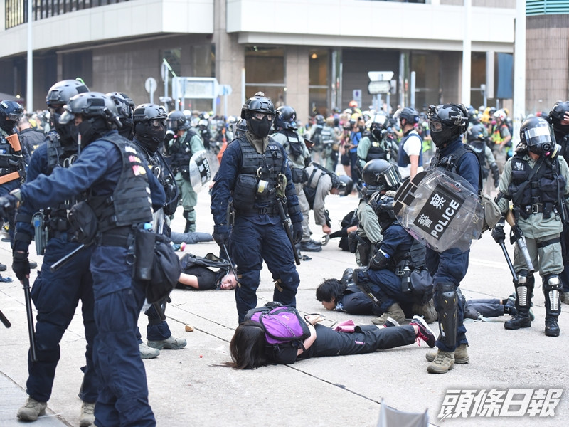 前年9月「全球反極權大遊行」中警方拘捕多人。 資料圖片