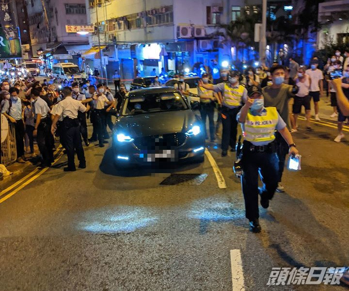 警員當時與現場人群發生推撞。西環變幻時圖片