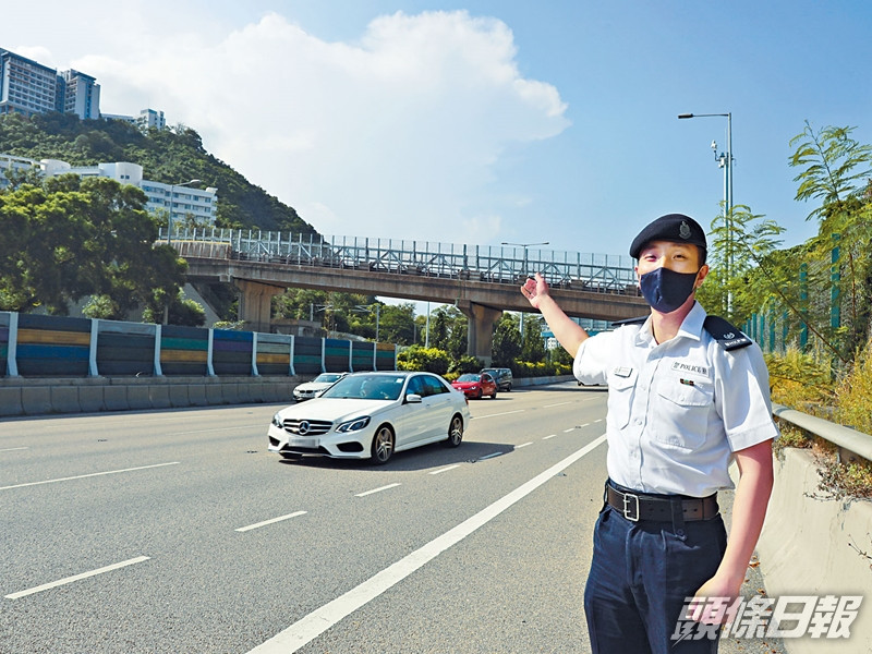 梁志恒警司重返身後的中大二號橋現場,詳談當年攻防戰細節及身陷險境感受。