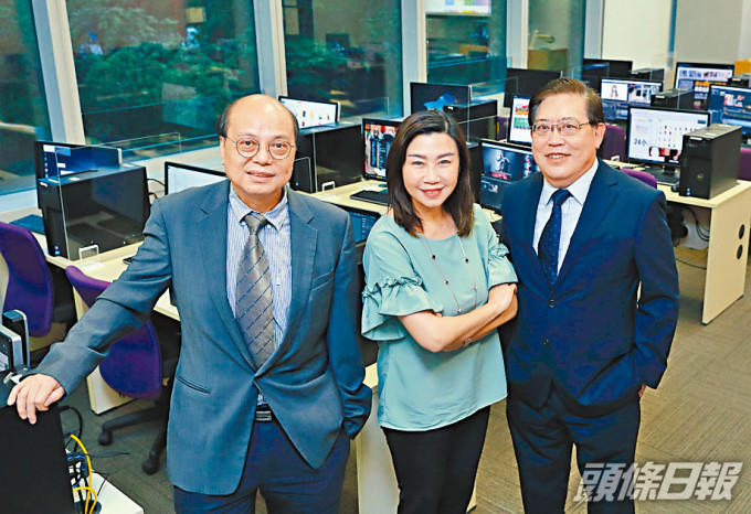 曹虹(中)分析新媒體發展,帶動人才需求,令恒大畢業生更具優勢。旁為趙應春(右)及蕭旭泰。