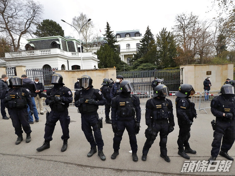捷克防暴警員在俄羅斯駐當地使館外戒備。AP圖片