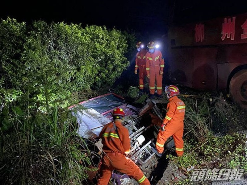 大巴事後橫臥在馬路邊草叢內。