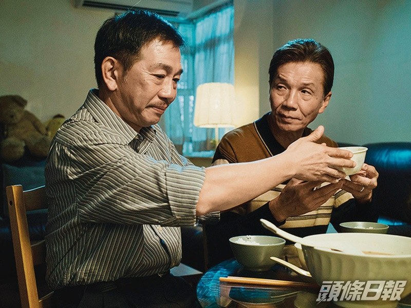 有年輕港男指,父親離婚後經常帶其男友人回家,更曾見兩人入房獨處,猶豫應否開口過問兩人關係。《叔・叔》劇照