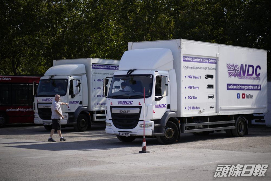 英國宣布向外國貨車司機發出短期工作簽證,以舒緩當地供應鏈壓力。AP圖片