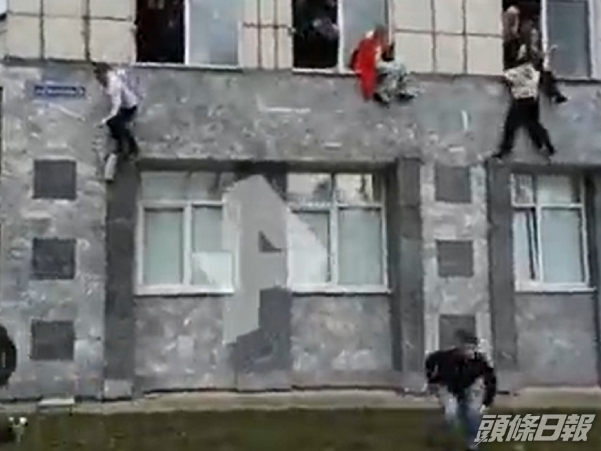 校園發生槍擊案後,有學生跳樓逃生。(片段截圖)
