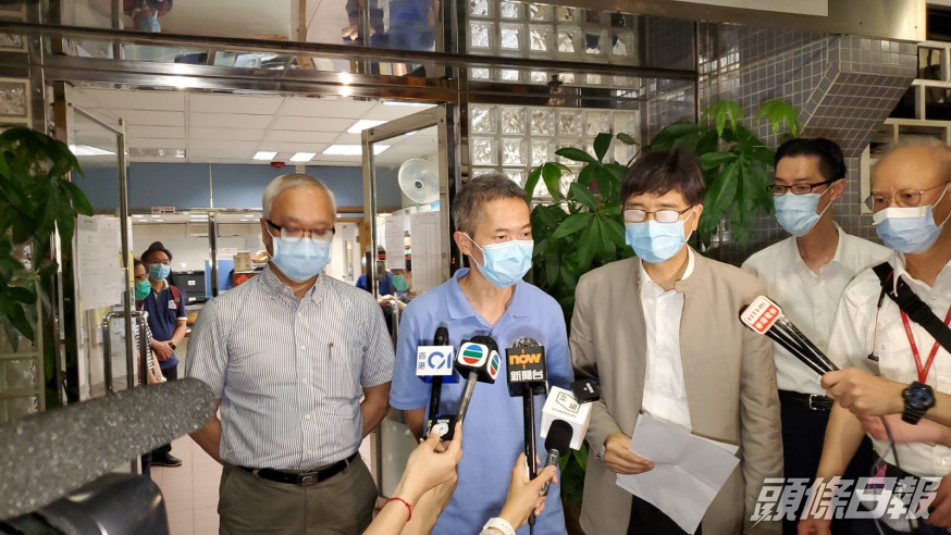 衞生防護中心總盟黃加慶及港大教授袁國勇交代視察情況。